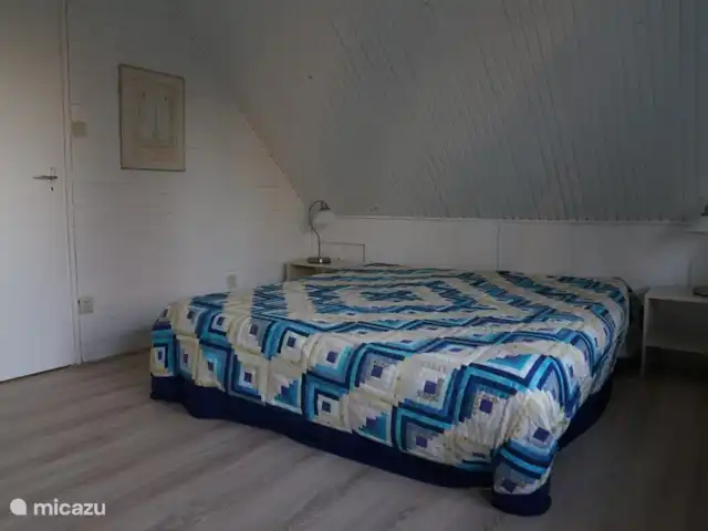 Huis aan het water: de Protter huren in Nederland, Friesland, Idskenhuizen - vakantiehuis Onze ruime lichte achterslaapkamer met wastafel en balkon met prachtig uitzicht over het haventje en de weilanden erachter. Als het mais niet al te hoog staat, dan kun je de kerktoren van Langweer zien.