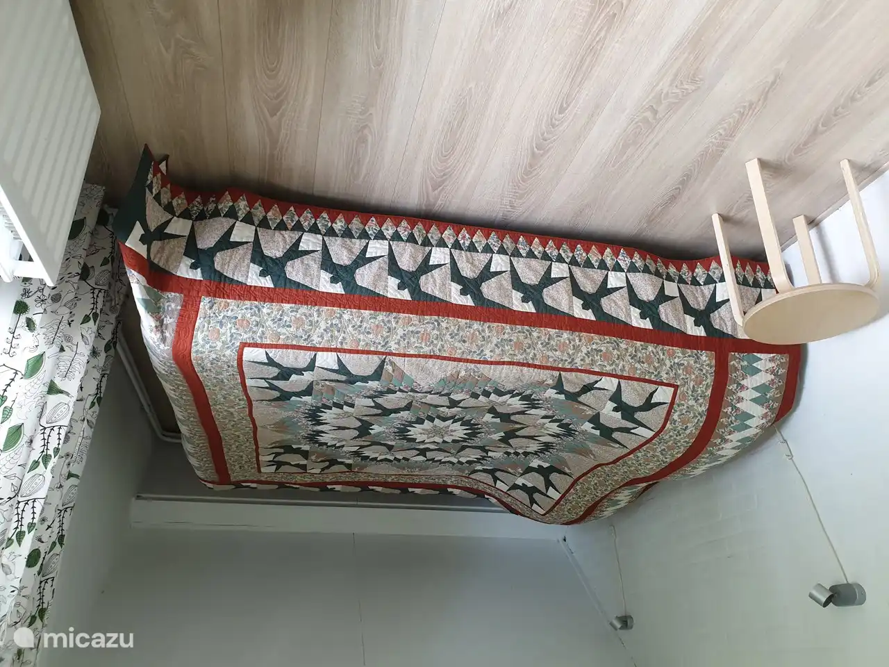 The bedroom for has two single beds and mattresses. Also at the front there is a covered balcony where you can also hang your clothes or clothes to dry. From here you look over the meadows and you see ships in the Princess Margriet Canal sail and in the distance the tower of Spannenburg lie.