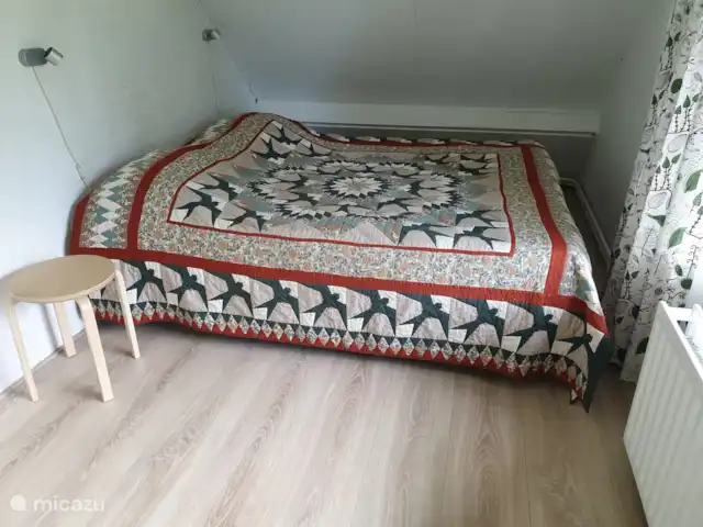 Huis aan het water: de Protter huren in Nederland, Friesland, Idskenhuizen - vakantiehuis De slaapkamer voor heeft twee losse bedden en matrassen. Ook aan de voorkant is er een overdekt balkon waar je ook je zwemgoed of kleren te drogen kunt hangen.Vanaf hier kijk je over de weilanden en zie je in schepen in het Prinses Margrietkanaal varen en in de verte de toren van Spannenburg liggen.