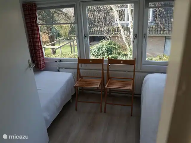 Huis aan het water: de Protter huren in Nederland, Friesland, Idskenhuizen - vakantiehuis Kleinste slaapkamer met twee bedden aan weerszijden.