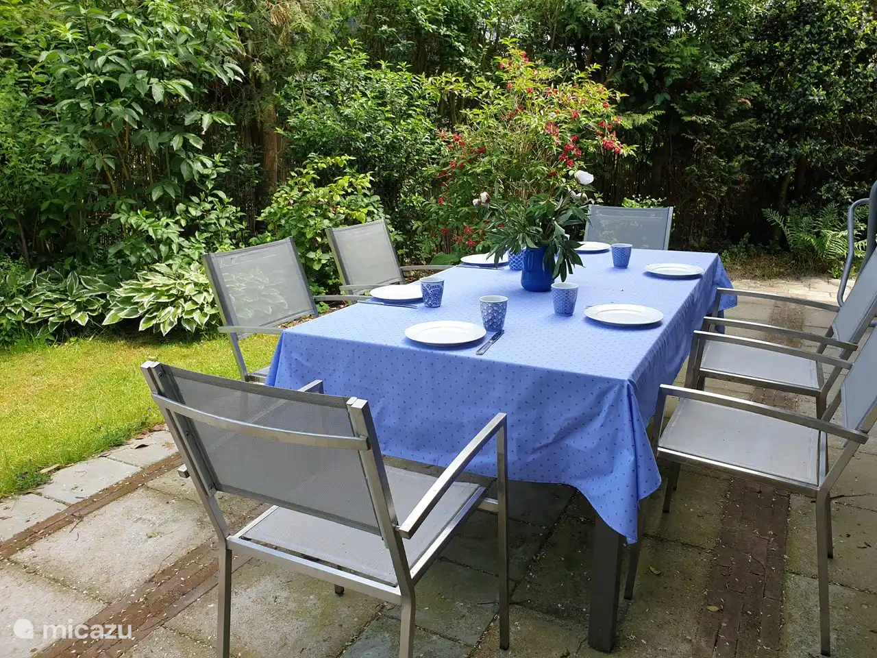 At the spacious dining table behind the house you can enjoy the view over the harbor