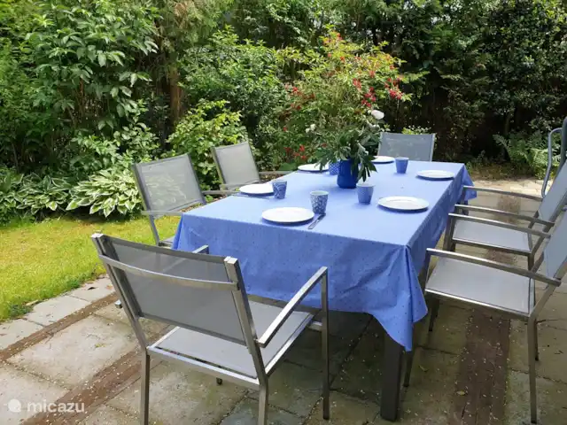 Huis aan het water: de Protter huren in Nederland, Friesland, Idskenhuizen - vakantiehuis Aan de ruime eettafel achter het huis kun je heerlijk genieten van het uitzicht over het haventje