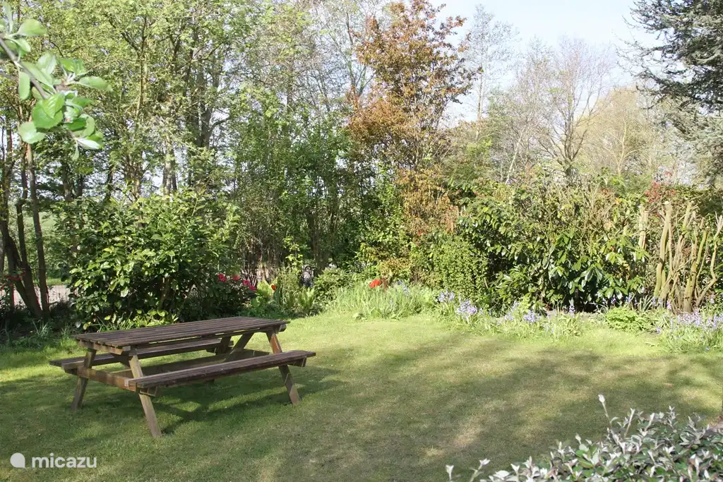 Front garden with picnictable