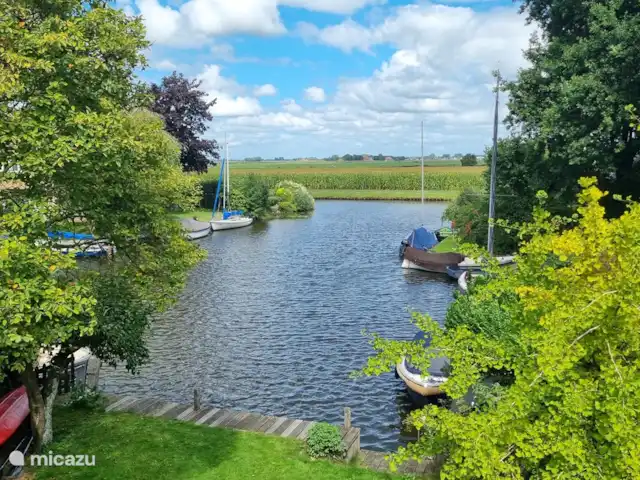 Huis aan het water: de Protter huren in Nederland, Friesland, Idskenhuizen - vakantiehuis Uitzicht vanaf het achterbalkon over het haventje