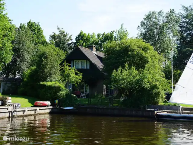 Huis aan het water: de Protter huren in Nederland, Friesland, Idskenhuizen - vakantiehuis De achterkant van ons huis ligt aan het water en we hebben een eigen aanlegsteiger van 8 m lang. Met een boot die maximaal 1 m diep steekt kun je hier goed liggen. De haven heeft via het Idskenhuizermeer een rechtstreekse verbinding met het Koevordermeer en het Prinses Margrietkanaal.