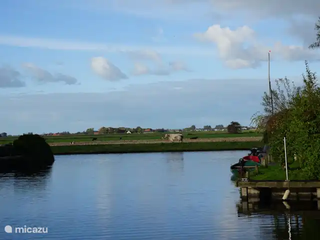 Huis aan het water: de Protter huren in Nederland, Friesland, Idskenhuizen - vakantiehuis Soms staan er koeien of paarden in het weiland aan de overkant van het haventje