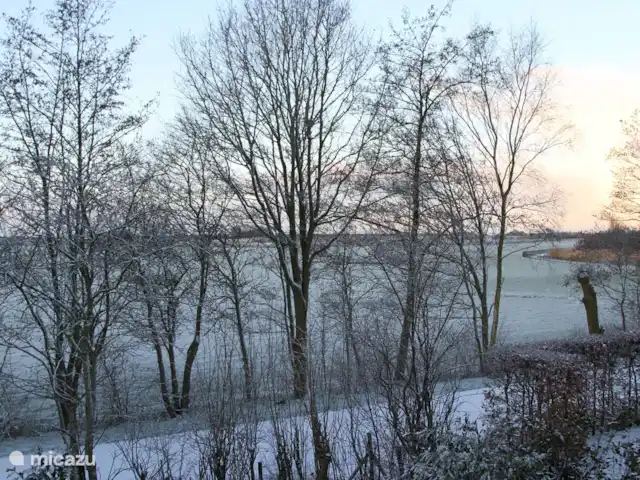 Huis aan het water: de Protter huren in Nederland, Friesland, Idskenhuizen - vakantiehuis Het uitzicht vanaf het balkon voor in de winter