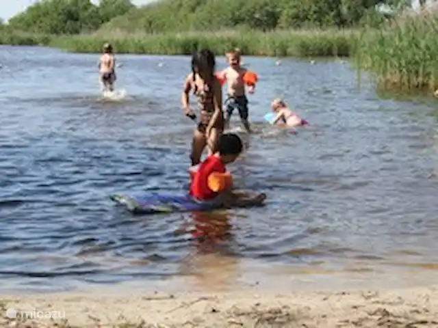 Huis aan het water: de Protter huren in Nederland, Friesland, Idskenhuizen - vakantiehuis Op het strandje op nog geen 100 m van ons huis kunnen ook de kleinere kinderen zich uitstekend vermaken.