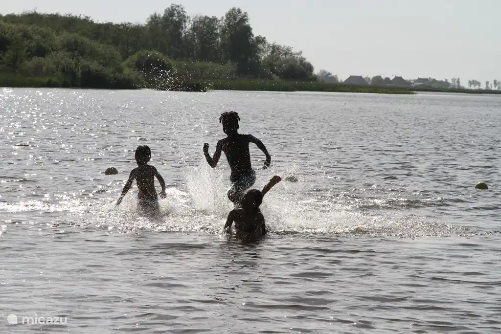 The beach of the Idskenhuizermeer is less than 100 meters from our house. The beginning is very shallow and there is a beaded chain in the summer making it safe for small children. And big kids just step over it.