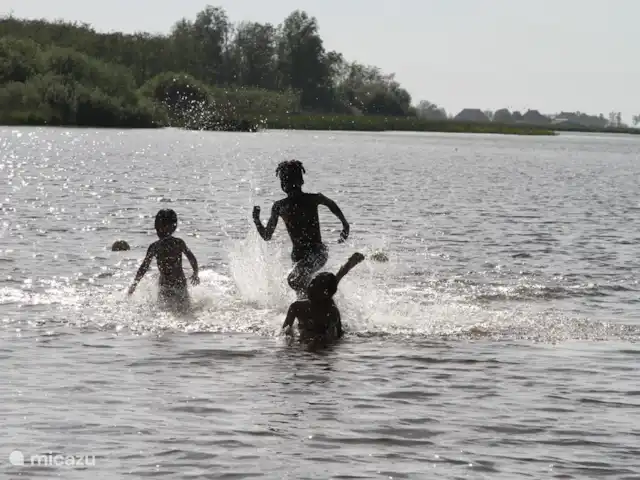 Huis aan het water: de Protter huren in Nederland, Friesland, Idskenhuizen - vakantiehuis Het strandje van het Idskenhuizermeer ligt op nog geen 100 meter van ons huis. Het begin is heel ondiep en er ligt in de zomer een kralenketting waardoor het veilig is voor kleine kinderen. En grote kinderen stappen er gewoon overheen.