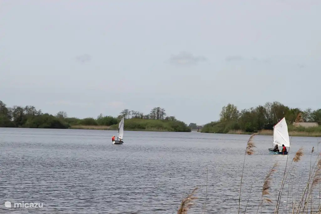 On the Idskenhuizermeerje children can sail safely in an Optimist or other small boat. There is also a lot of surfing. Sailing school Neptunus also gives lessons in various open sailing boats.