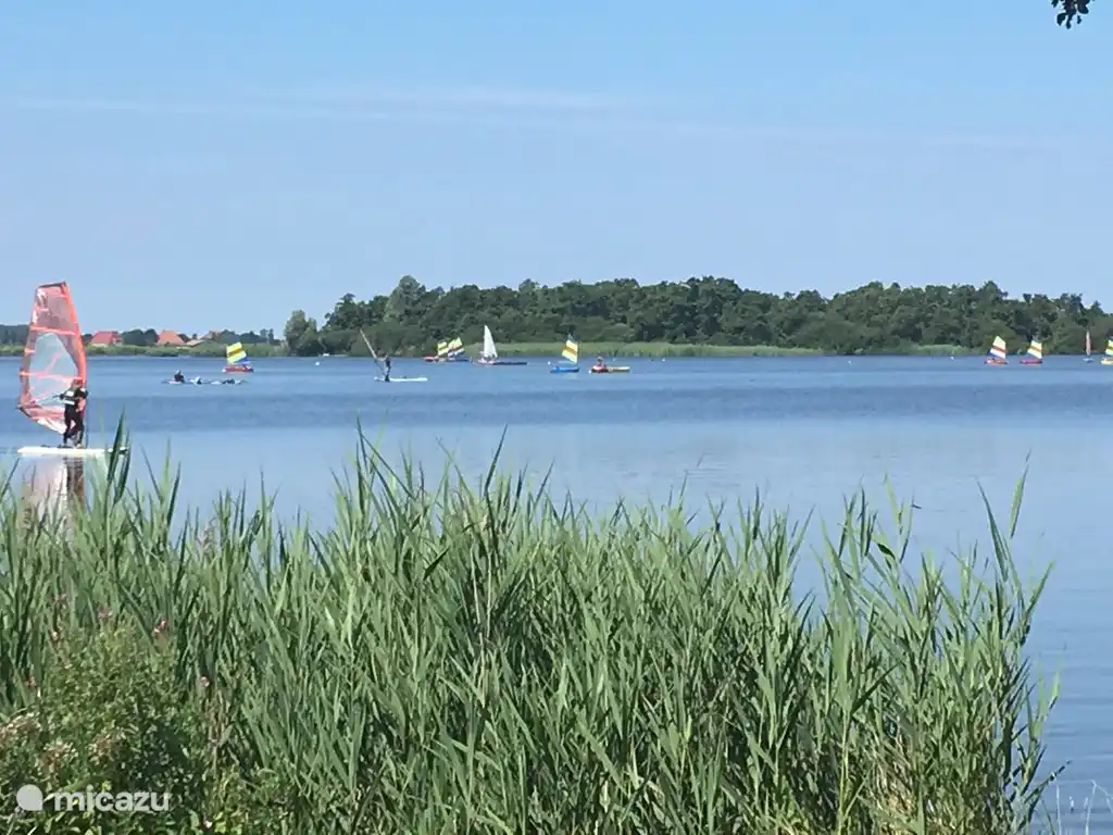 Sailing school Neptunus from Idskenhuizen uses the lake for instruction in the Optimists and for the surfers. You often see the children of the sailing school passing by, or over the water when they go sailing, or by road when they play a game at the water.