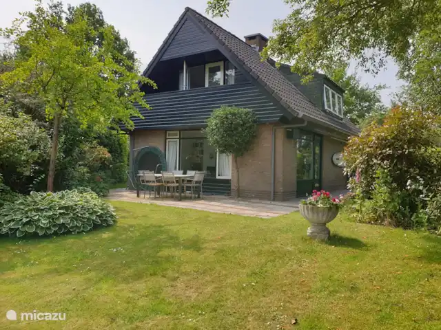 Huis aan het water: de Protter huren in Nederland, Friesland, Idskenhuizen - vakantiehuis Op het achterterras staat een grote eettafel waar je met uitzicht over het water kan genieten. Omdat we aan beide kanten van het huis een terras hebben, kun je altijd uit de wind zitten.