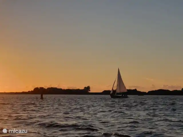 Huis aan het water: de Protter huren in Nederland, Friesland, Idskenhuizen - vakantiehuis Heerlijk om op een mooie zomeravond nog even te gaan zeilen of varen op het Koevordermeer