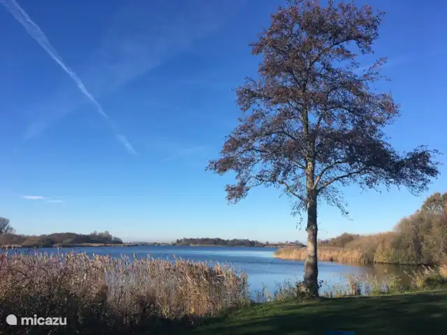 Huis aan het water: de Protter huren in Nederland, Friesland, Idskenhuizen - vakantiehuis Idskenhuizer meertje op een heldere herfstdag
