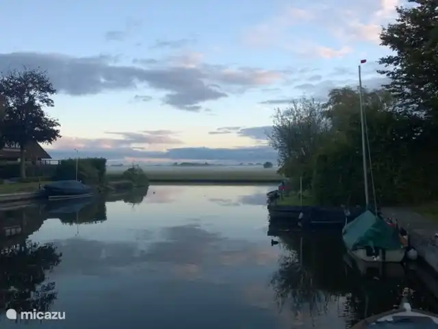 Huis aan het water: de Protter huren in Nederland, Friesland, Idskenhuizen - vakantiehuis Herfstochtend, uitzicht vanaf de steiger achter het huis