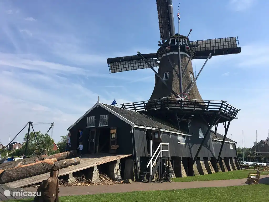 The sawmill in Woudsend is really worth a visit. On Saturday it is open and when it blows you can see how the tree trunks are sawn into a mast.