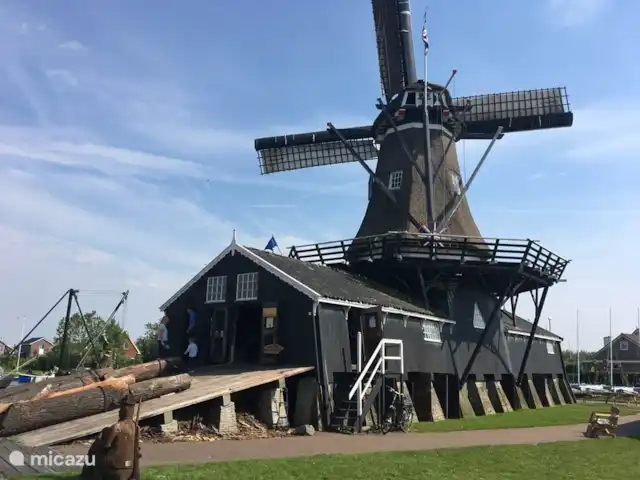 Huis aan het water: de Protter huren in Nederland, Friesland, Idskenhuizen - vakantiehuis De houtzaagmolen in Woudsend is echt een bezoek waard. Op zaterdag is hij geopend en als het waait dan kun je hier zien hoe de boomstammen worden gezaagd tot mast.
