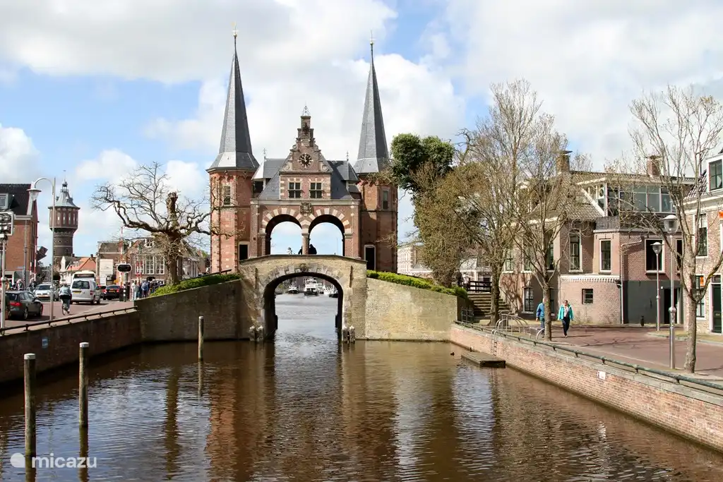 A visit to Sneek and its beautiful water tower should not be missed. Sneek is a cozy water sport place, both by boat and by car well accessible ..