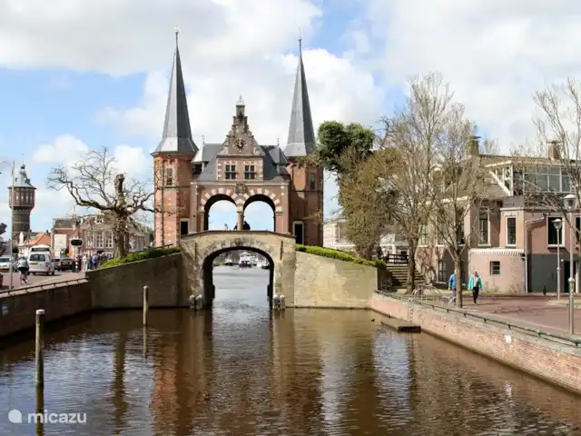 Huis aan het water: de Protter huren in Nederland, Friesland, Idskenhuizen - vakantiehuis Een bezoek aan Sneek en haar prachtige watertoren mag zeker niet ontbreken. Sneek is een gezellige watersportplaats, zowel per boot als per auto goed te bereiken..