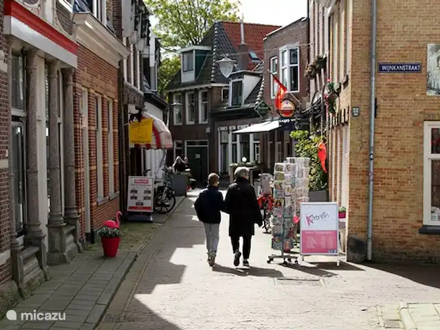 Huis aan het water: de Protter huren in Nederland, Friesland, Idskenhuizen - vakantiehuis En natuurlijk kun je in Sneek heerlijk door de oude straatjes slenteren, leuke winkels bezoeken en er zijn genoeg terrasjes om op neer te strijken als je uitgekeken bent.