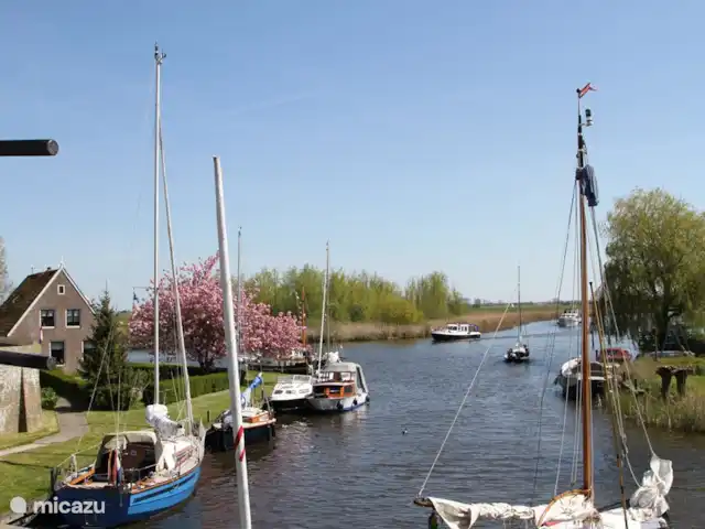 Huis aan het water: de Protter huren in Nederland, Friesland, Idskenhuizen - vakantiehuis Sloten, de kleinste van de 11 Friese steden ligt op 5 km afstand. Goed te bereiken per fiets, maar natuurlijk ook per boot.