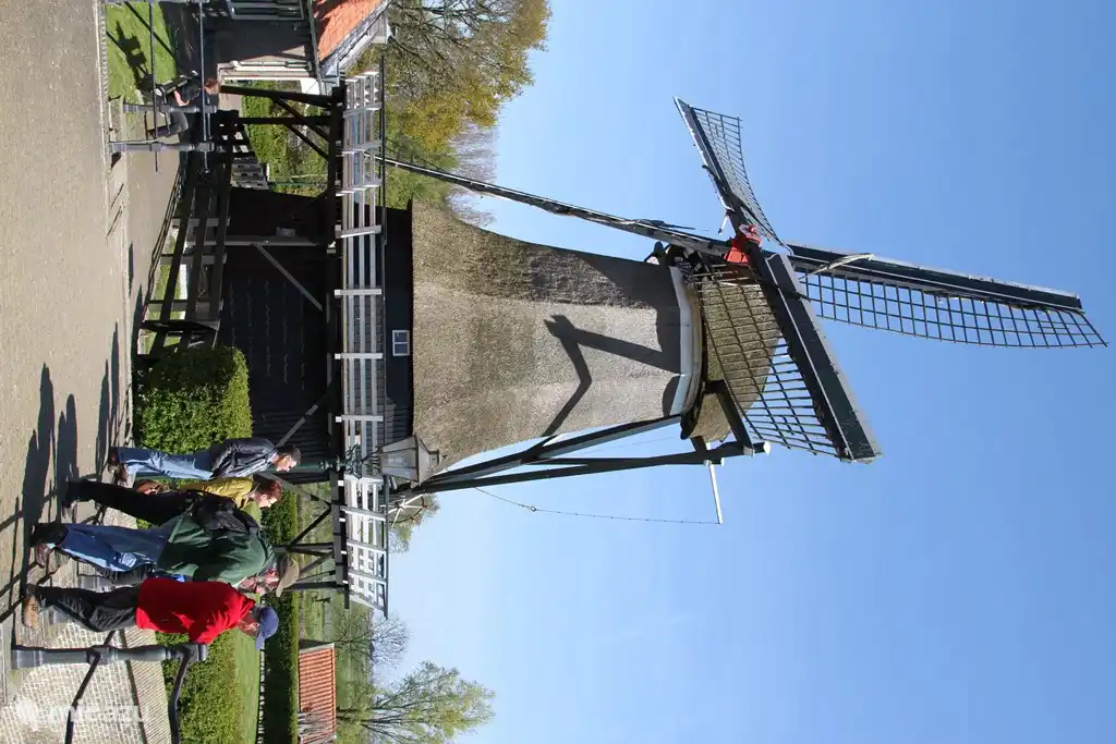 Sloten also has its own mill: De Kaaij where grain is still being milled for, among others, bakery Twijnstra, which also has a bakery in Sloten and sells delicious bread. You can visit the mill on Saturday and also buy flour there.