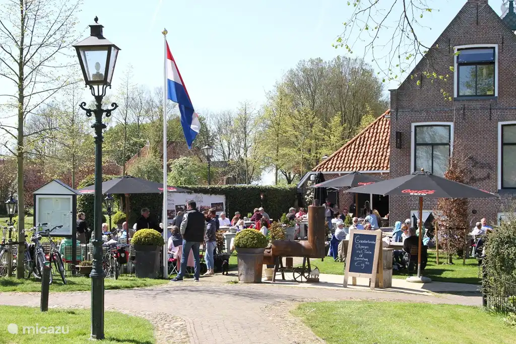 We often go get an ice cream at the tiny ice cream shop on the canal that runs through Sloten, but you can also sit on a terrace.