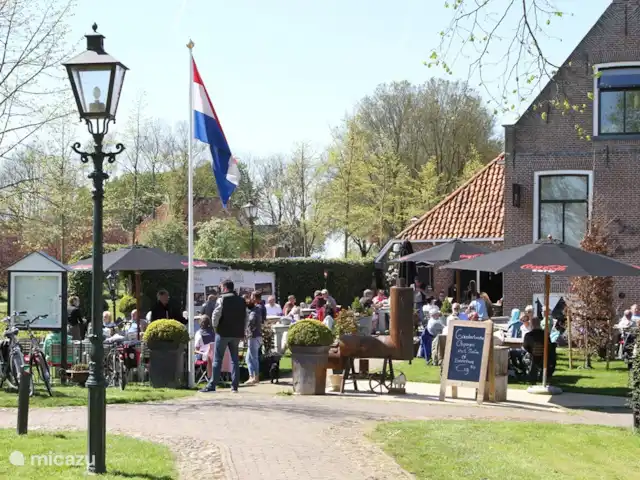 Huis aan het water: de Protter huren in Nederland, Friesland, Idskenhuizen - vakantiehuis Wij gaan vaak een ijsje halen bij het piepkleine ijswinkeltje aan de vaart die door Sloten loopt, maar je kunt er ook heerlijk op een terras zitten.