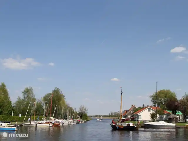 Huis aan het water: de Protter huren in Nederland, Friesland, Idskenhuizen - vakantiehuis Het haventje in het dorp Langweer. Prima om even aan te leggen als je een ijsje gaat eten (de snackbar op de hoek heeft heerlijk ambachtelijk schepijs) of iets gaat drinken op de vele terrassen die Langweer rijk is.