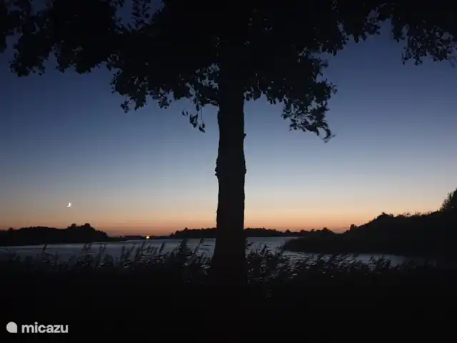 Huis aan het water: de Protter huren in Nederland, Friesland, Idskenhuizen - vakantiehuis Het is heerlijk om een avondwandeling te maken langs het meer