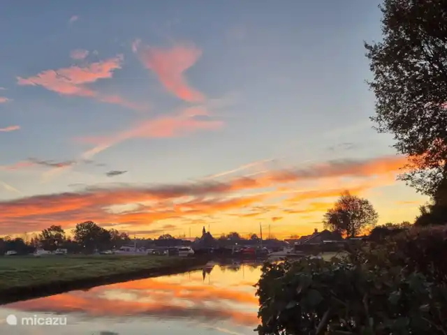 Huis aan het water: de Protter huren in Nederland, Friesland, Idskenhuizen - vakantiehuis Zonsopgang met zicht op de haven van Idskenhuizen