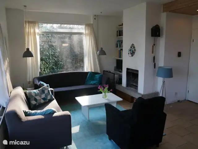 Huis aan het water: de Protter huren in Nederland, Friesland, Idskenhuizen - vakantiehuis Als het weer iets minder is, of het is wat later op de avond, dan is het goed toeven in de zithoek waar je de open haard aan kunt steken.