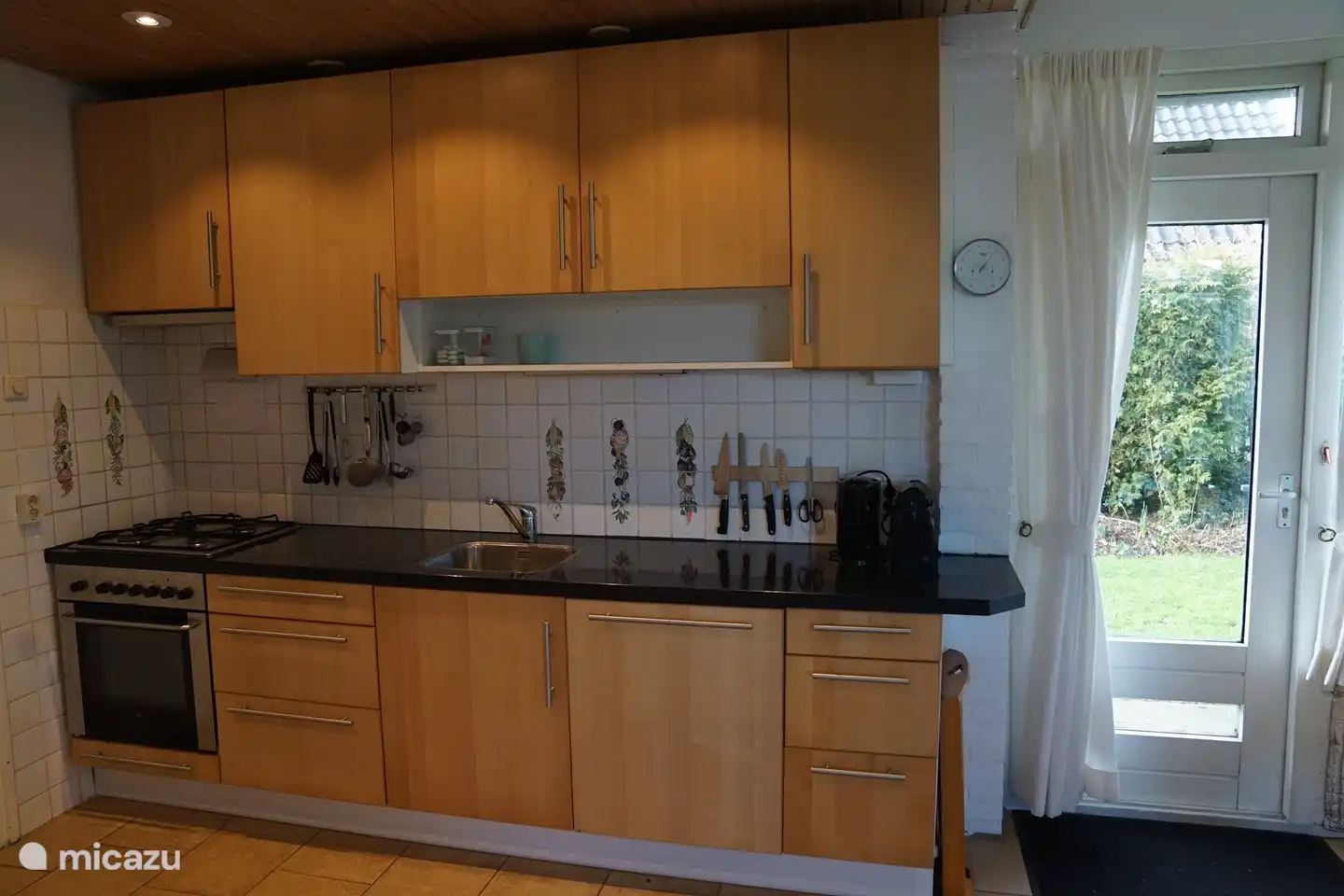 Our kitchen contains a gas stove, an oven and a separate microwave and is well equipped with kitchen utensils such as good knives and pans and other handy kitchen aids.