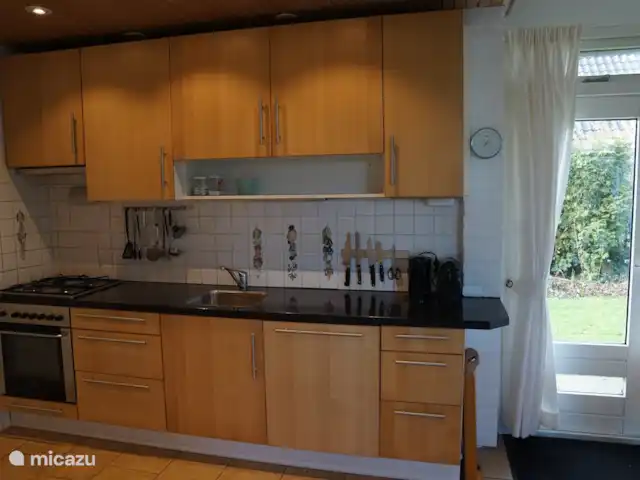 Huis aan het water: de Protter huren in Nederland, Friesland, Idskenhuizen - vakantiehuis Onze keuken bevat een gasfornuis, een oven en een aparte magnetron en is ruim voorzien van keukenspullen zoals goede messen en pannen en andere handige keukenhulpjes.