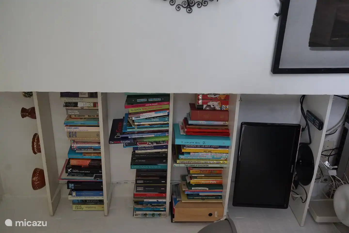 The book corner in the living room with reading and cooking books, but also with all kinds of guides and walking and cycling maps. There is also our TV with a connection to the cable.