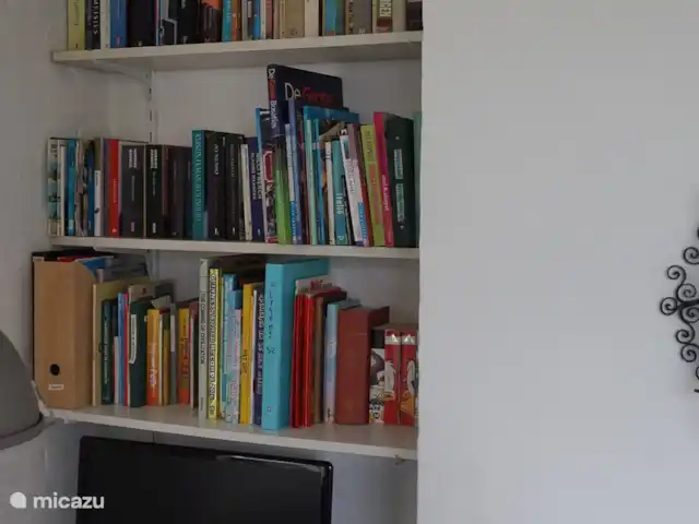 Huis aan het water: de Protter huren in Nederland, Friesland, Idskenhuizen - vakantiehuis Het boekenhoekje in de woonkamer met lees- en kookboeken maar ook met allerlei gidsen en wandel en fietskaarten. Ook staat er onze TV met een aansluiting op de kabel.