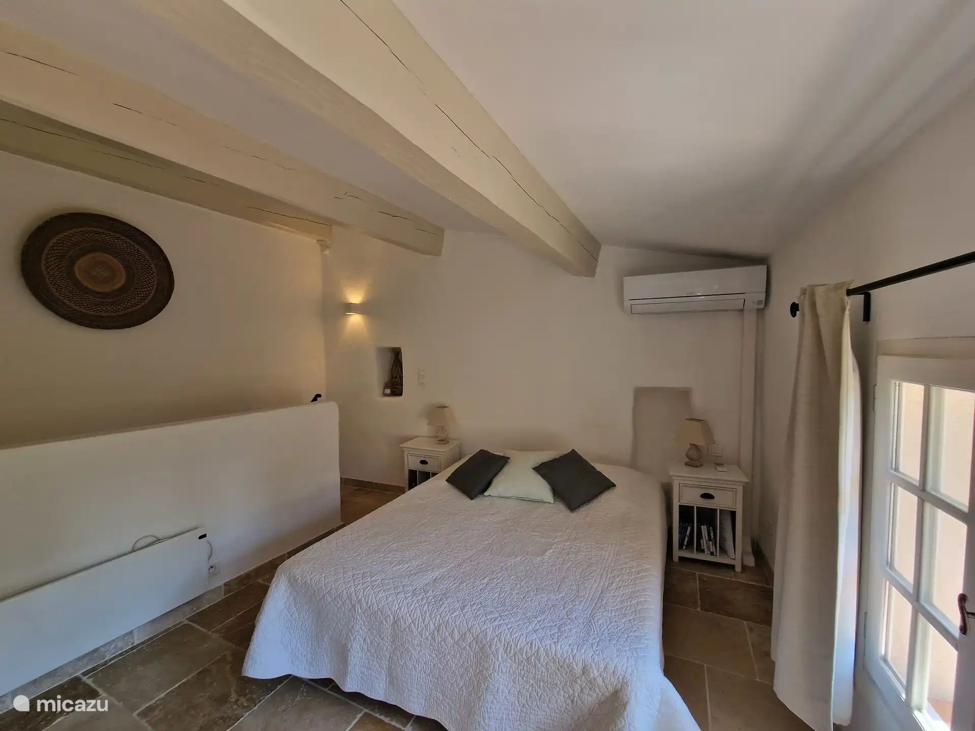 Dormitorio con aire acondicionado