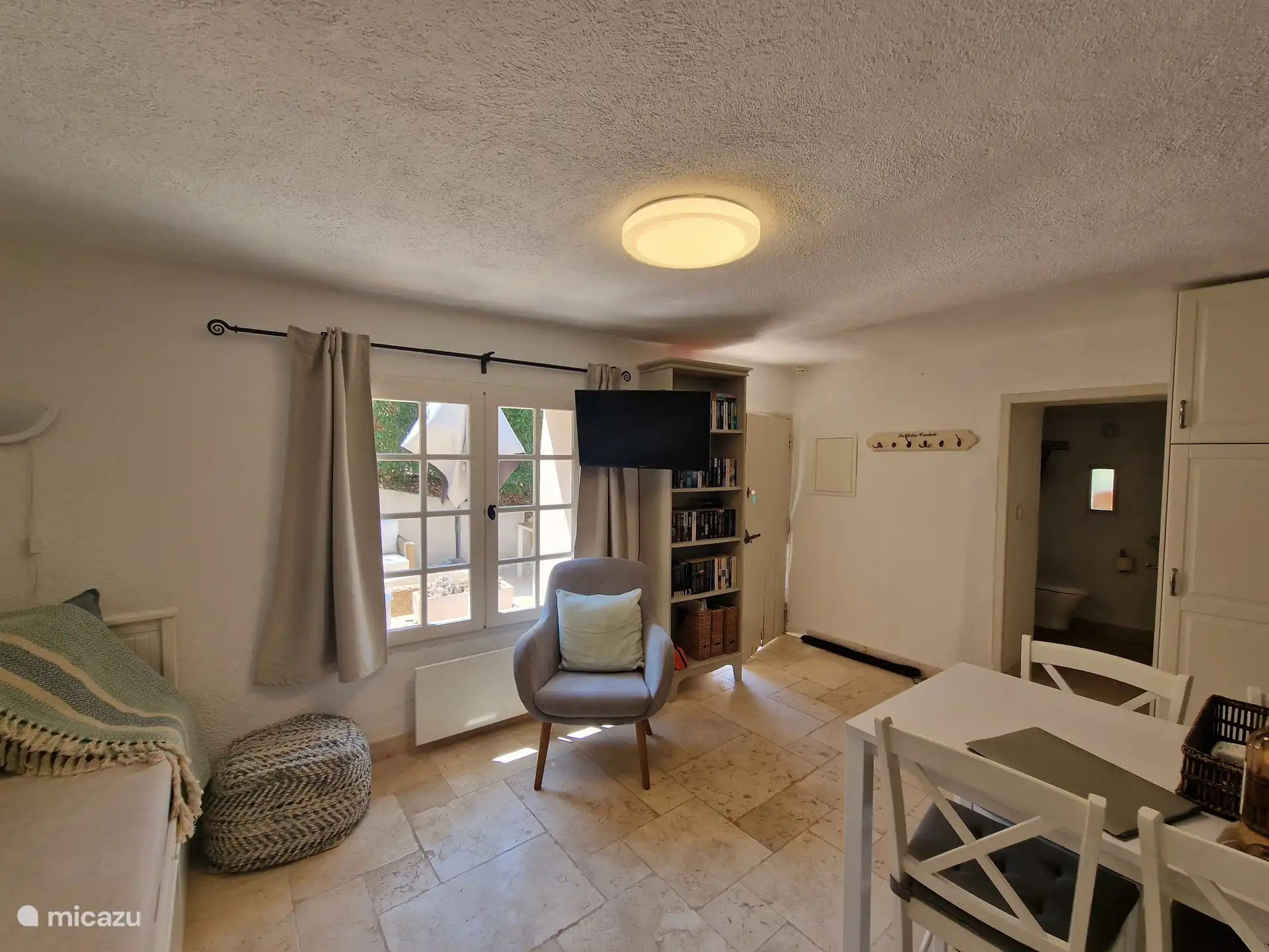 Sala de estar con TV y estantería