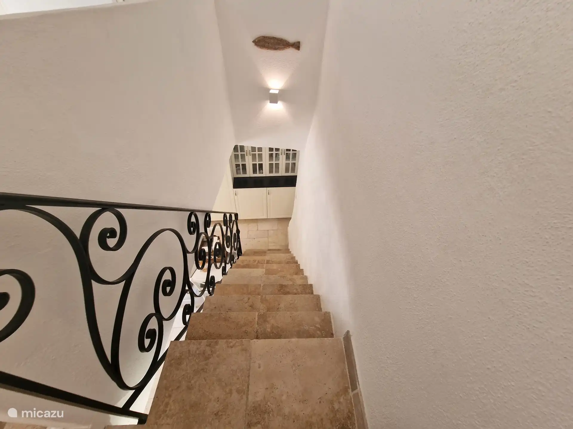 Escalera de piedra con reposabrazos de hierro fundido