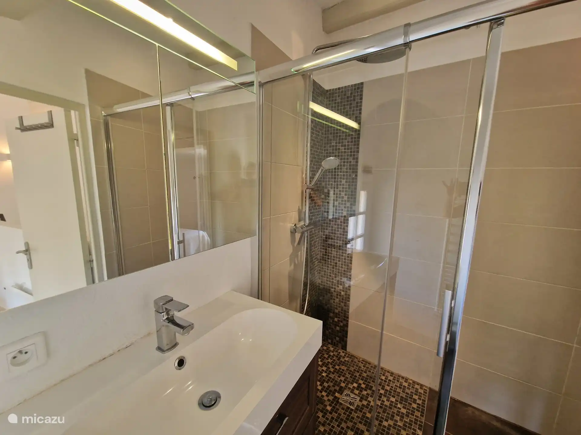 Cuarto de baño con lavabo y ducha