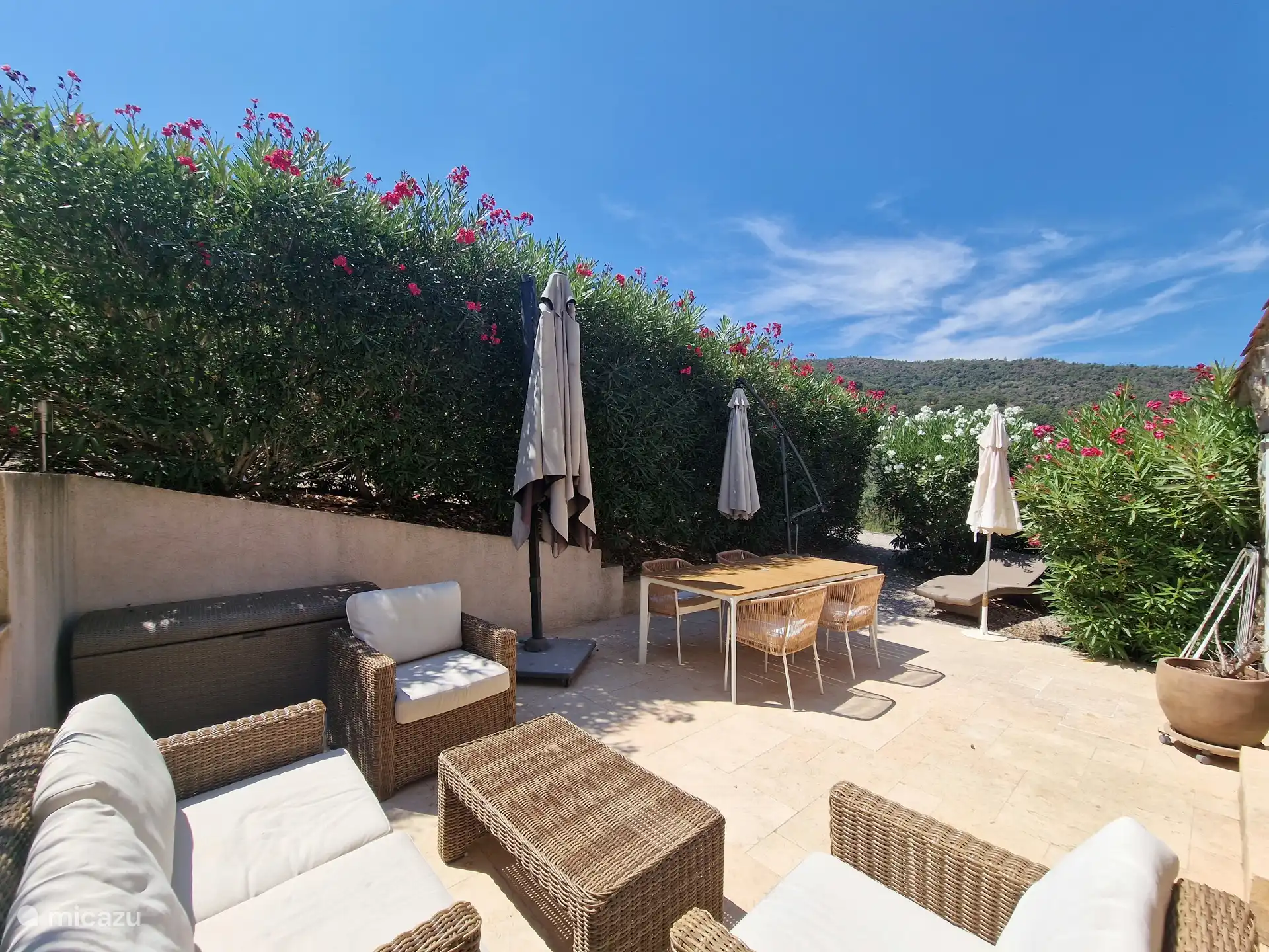 Gran terraza privada con hermosas vistas a la montaña