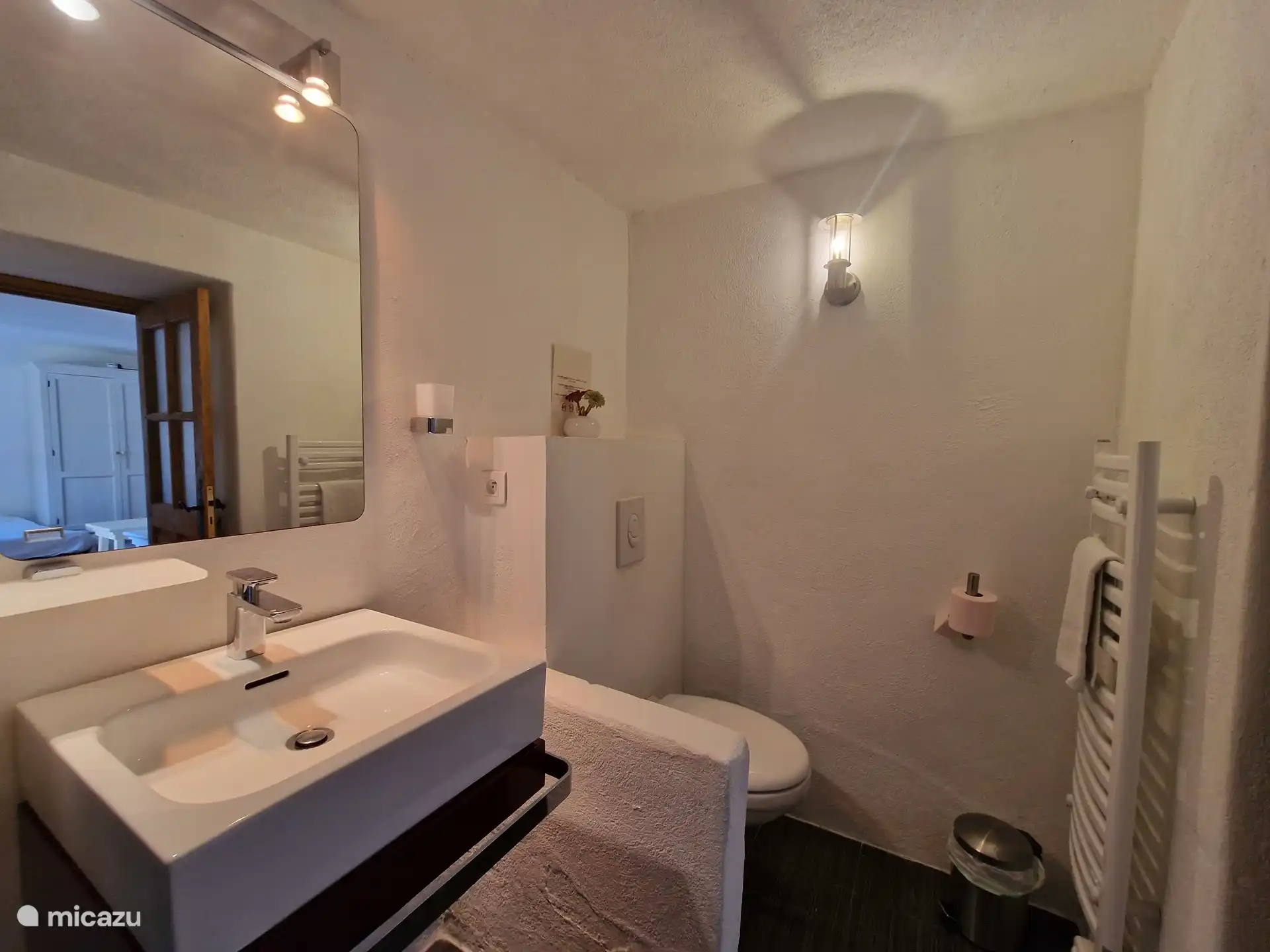 Badezimmer mit WC, Waschbecken und Dusche