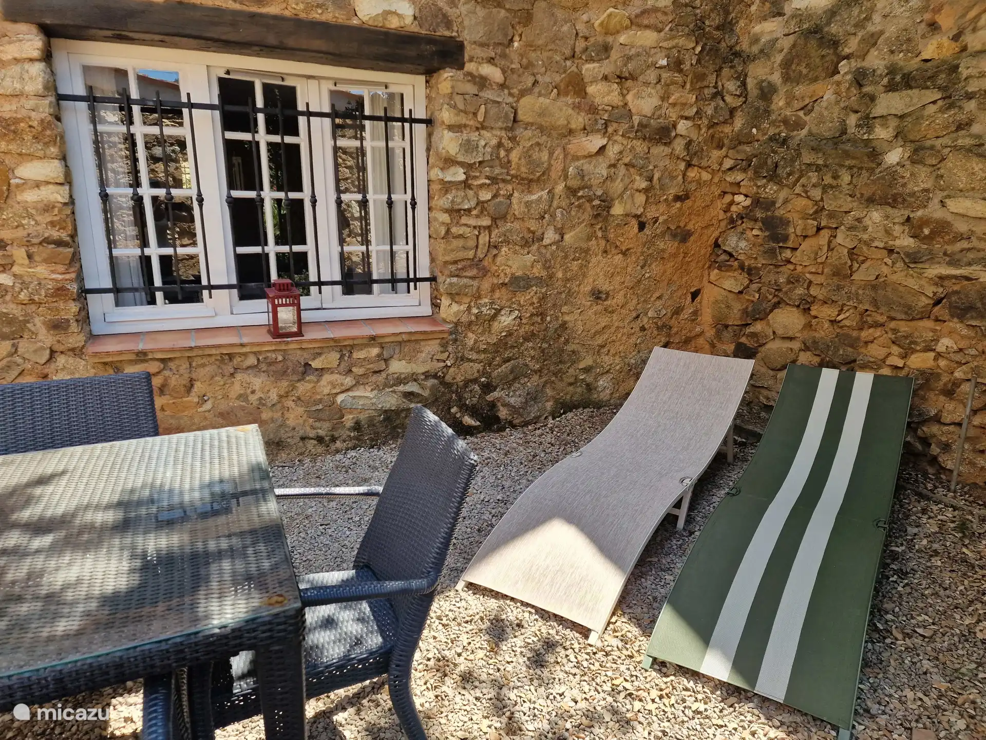 Terrasse mit Essbereich und 2 Sonnenliegen