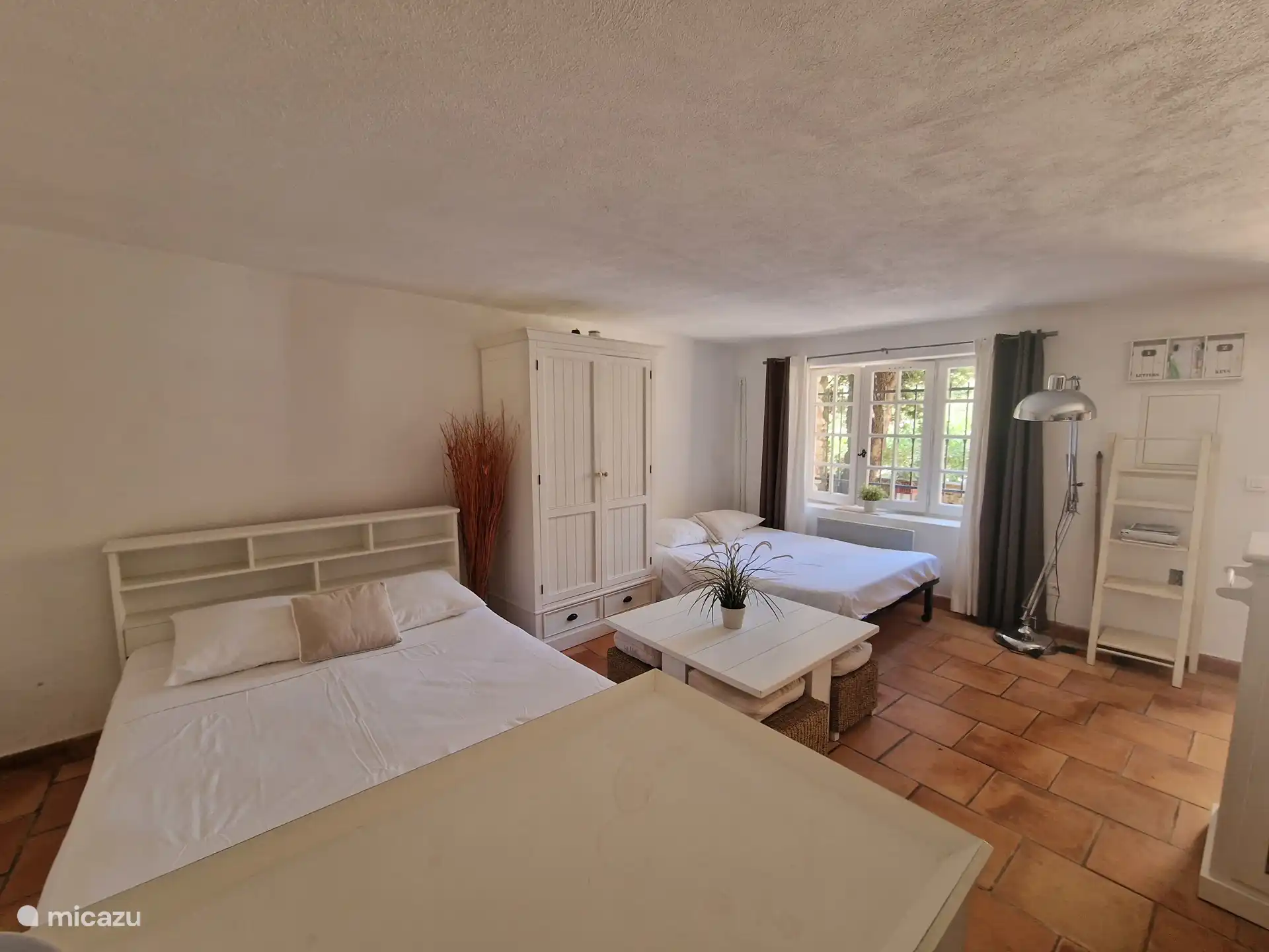 Wohnbereich Studio mit Doppelbett und (Schlaf-)Bank