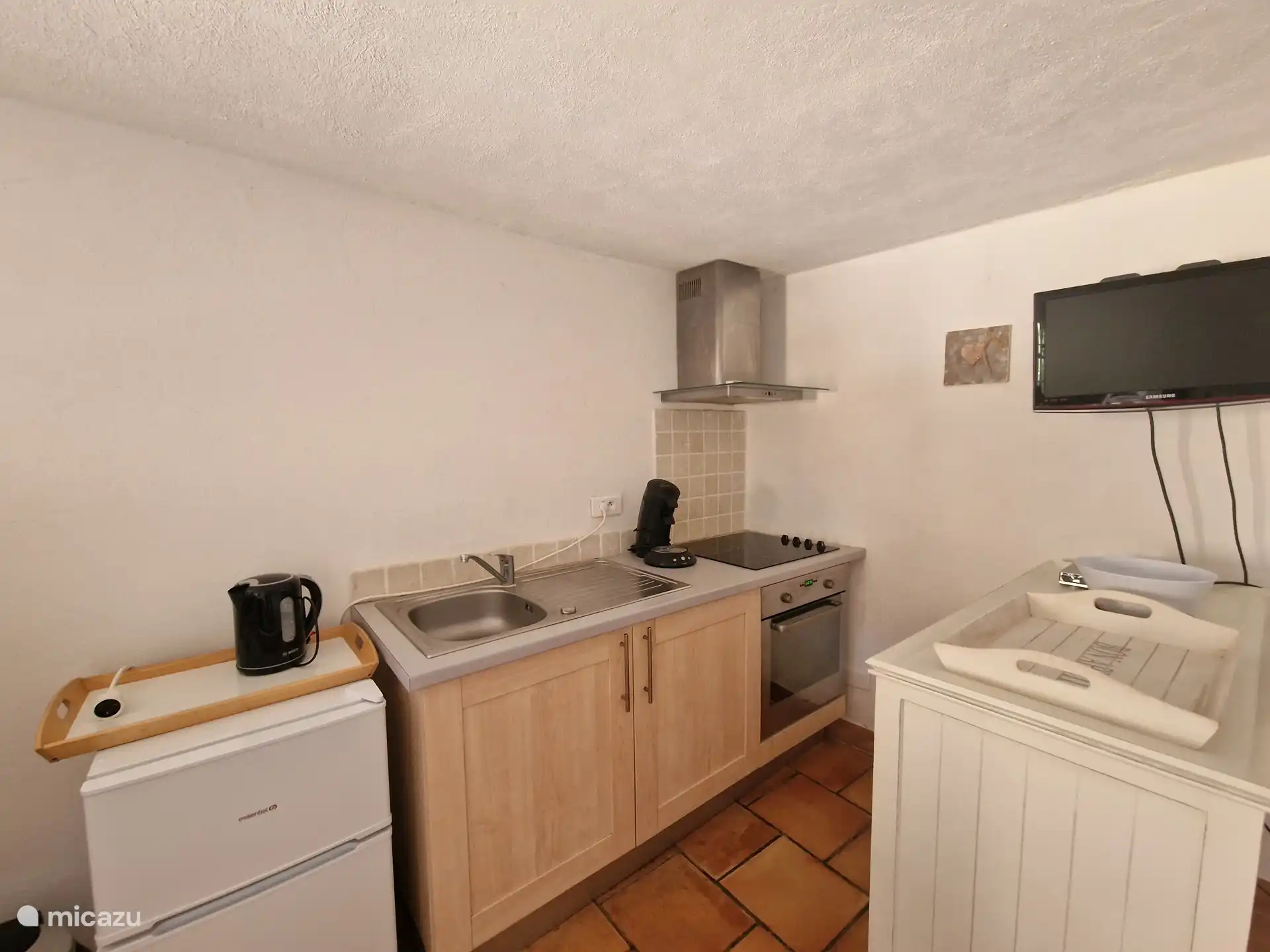 Küche mit Backofen, Herd und Mikrowelle