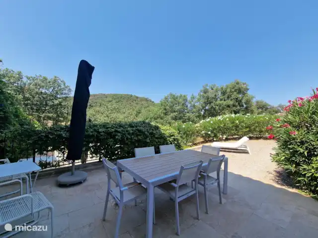 Hameau des Claudins n°18 Bourdin | France, Côte d'Azur, Le Plan-de-la-Tour - maison de vacances Terrasse avec coin repas et parasol