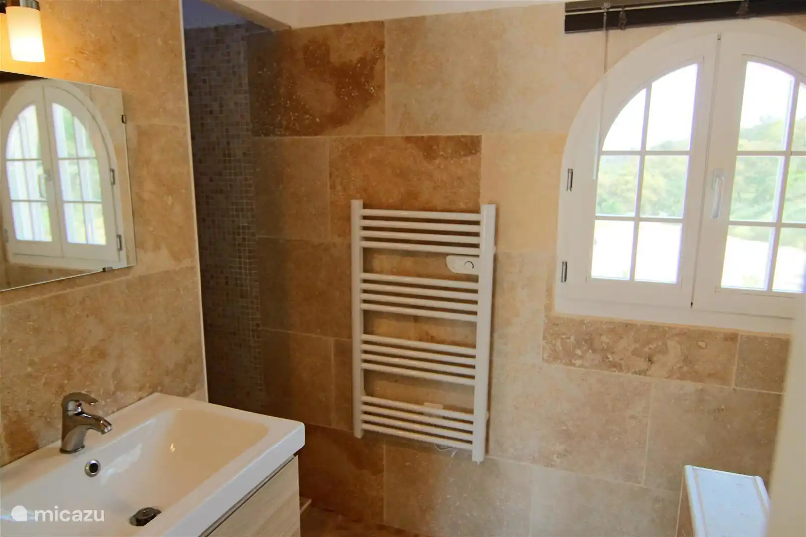 2º baño con ducha, lavabo e inodoro