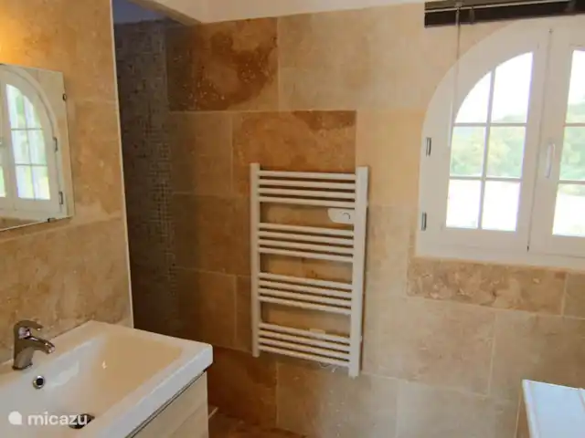 Hameau des Claudins n°18 Bourdin | France, Côte d'Azur, Le Plan-de-la-Tour - maison de vacances 2ème salle de bain avec douche, lavabo et WC