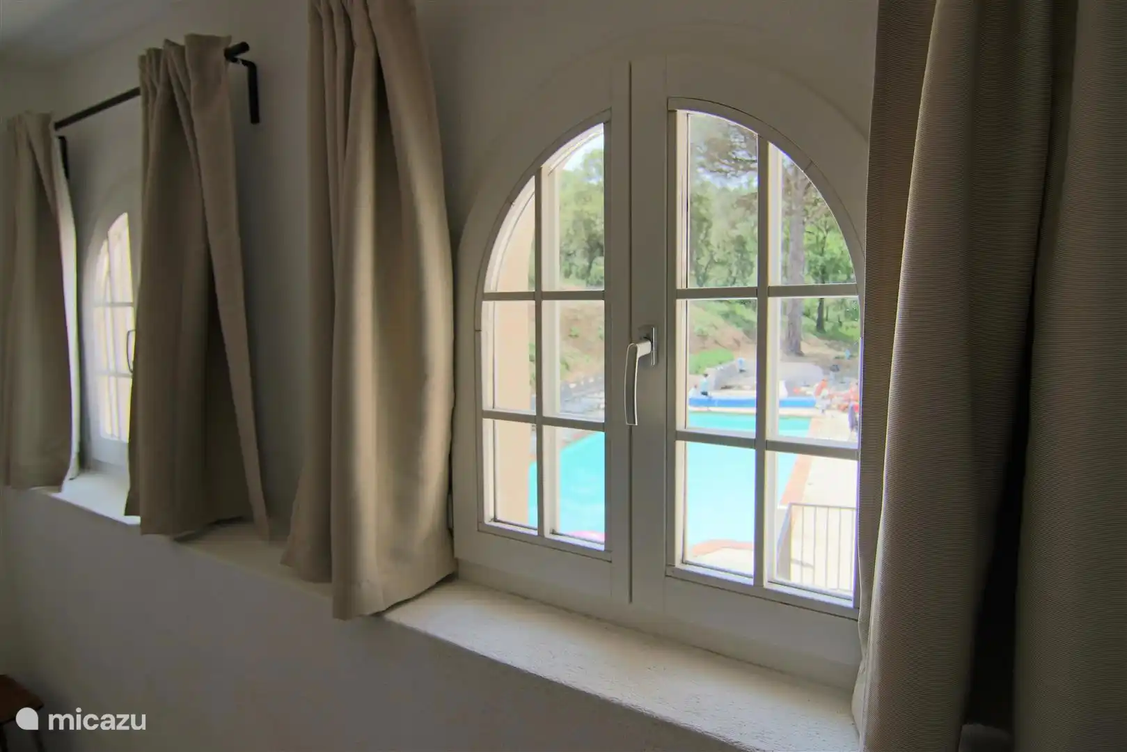 Vista a la piscina desde el dormitorio